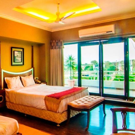 Jalsa Resort Indore Exteriör bild