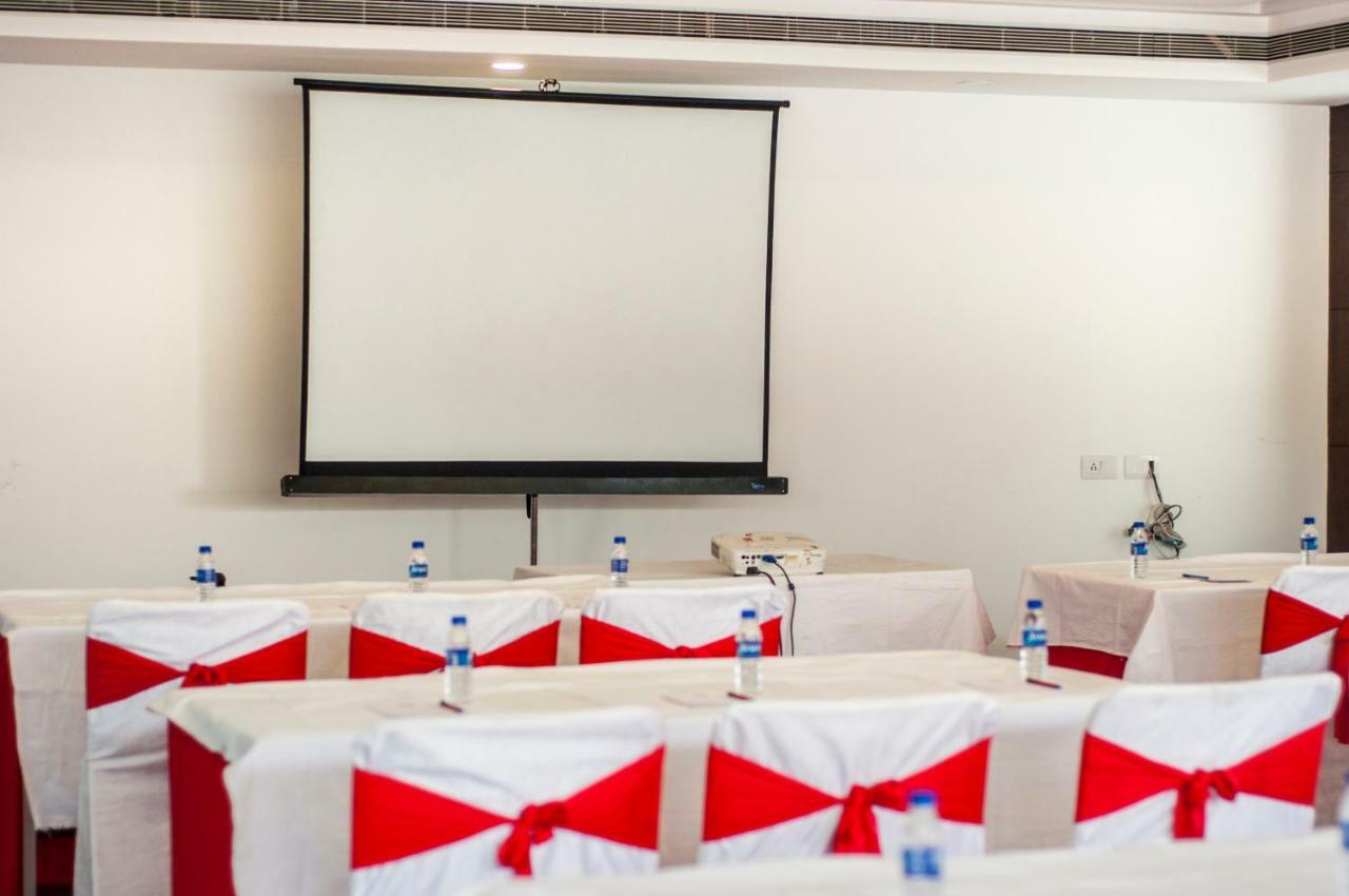 Jalsa Resort Indore Exteriör bild
