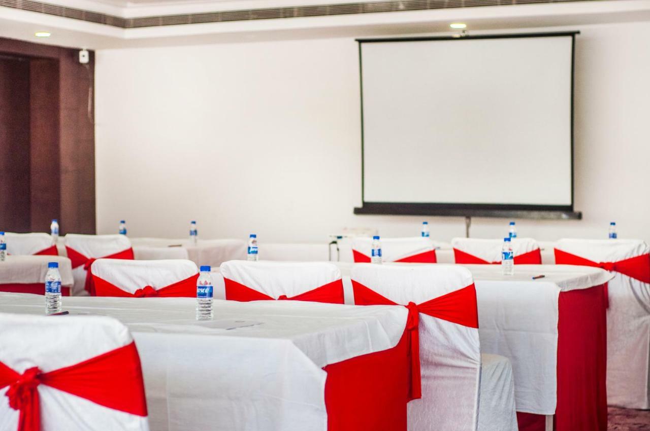 Jalsa Resort Indore Exteriör bild