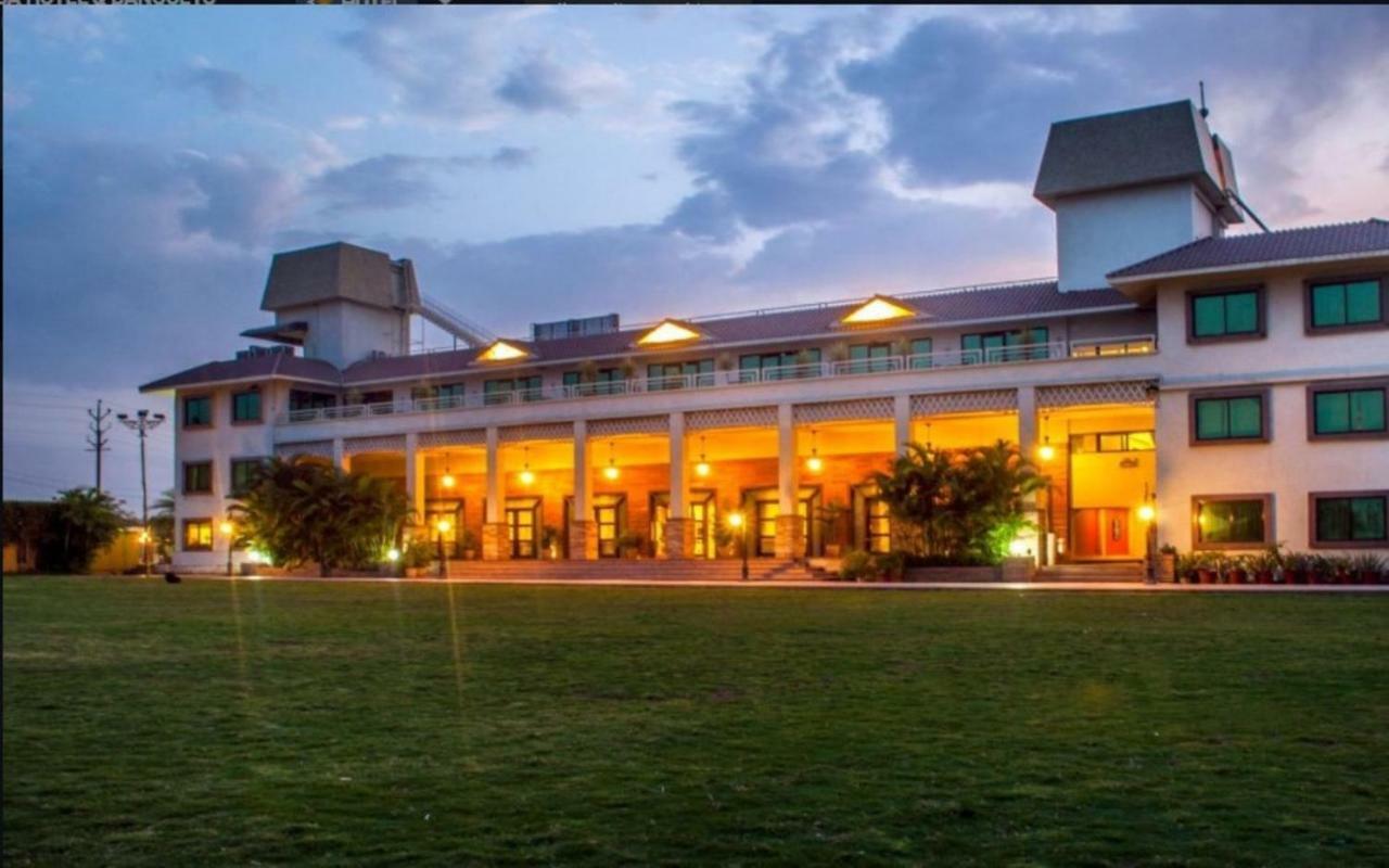 Jalsa Resort Indore Exteriör bild