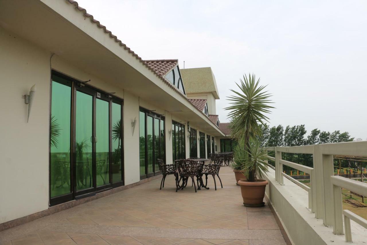Jalsa Resort Indore Exteriör bild