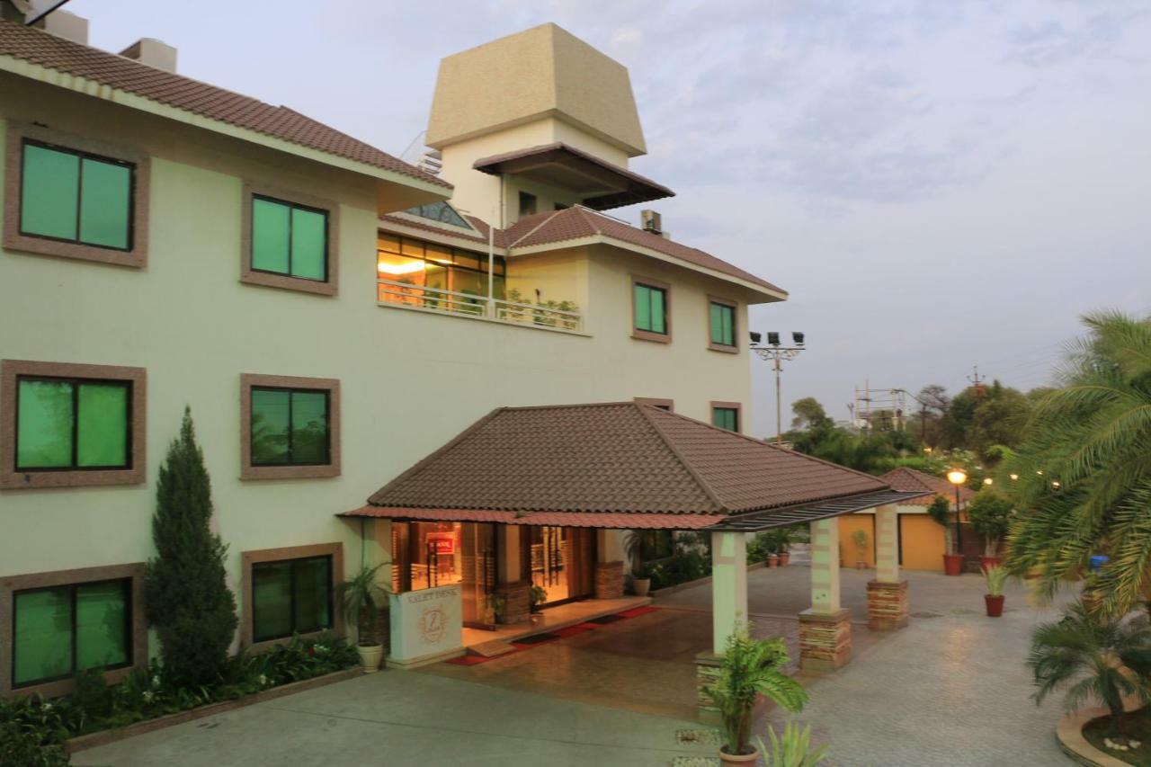 Jalsa Resort Indore Exteriör bild