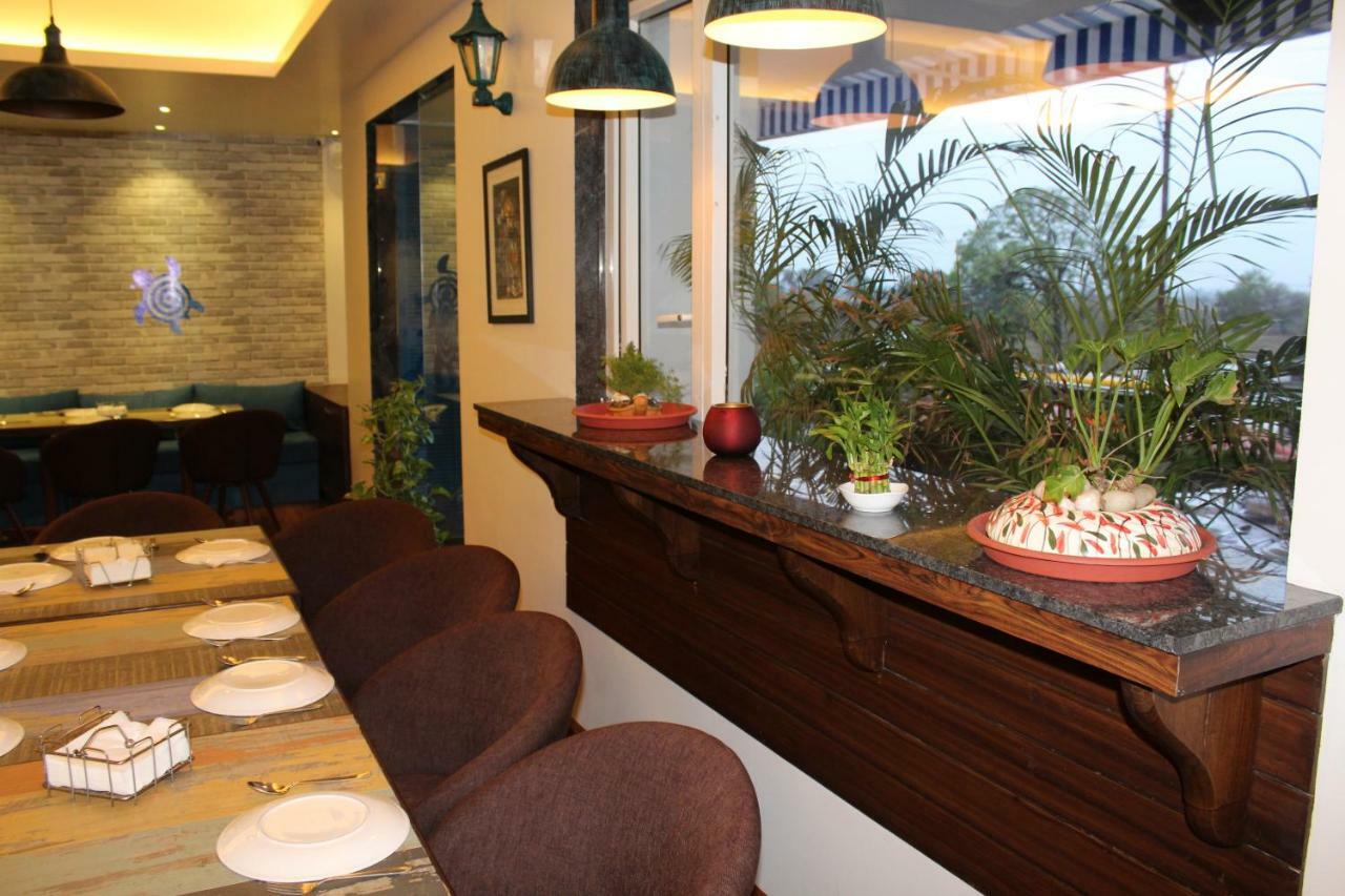 Jalsa Resort Indore Exteriör bild