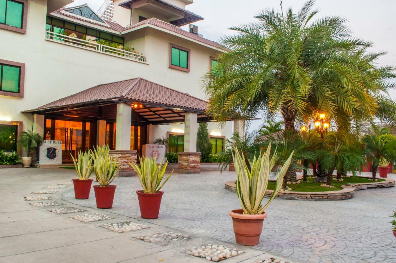 Jalsa Resort Indore Exteriör bild