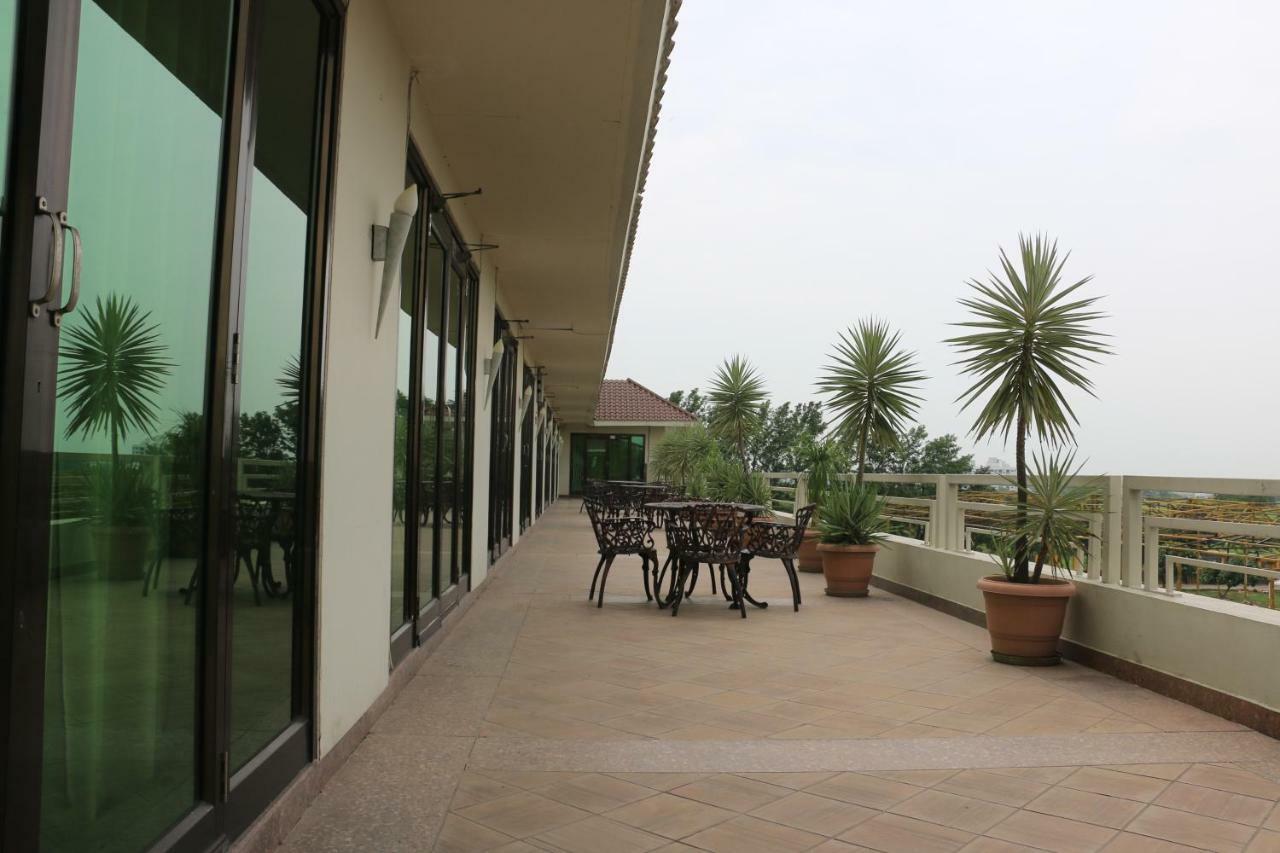 Jalsa Resort Indore Exteriör bild