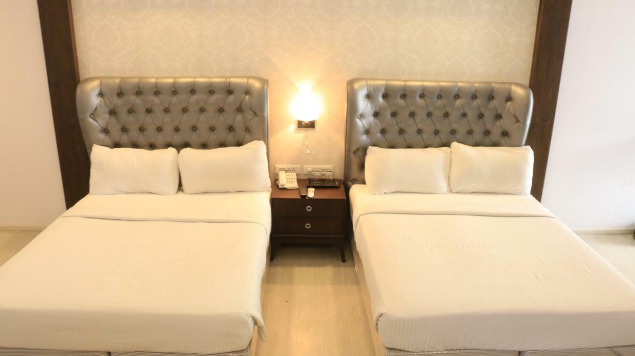 Jalsa Resort Indore Exteriör bild