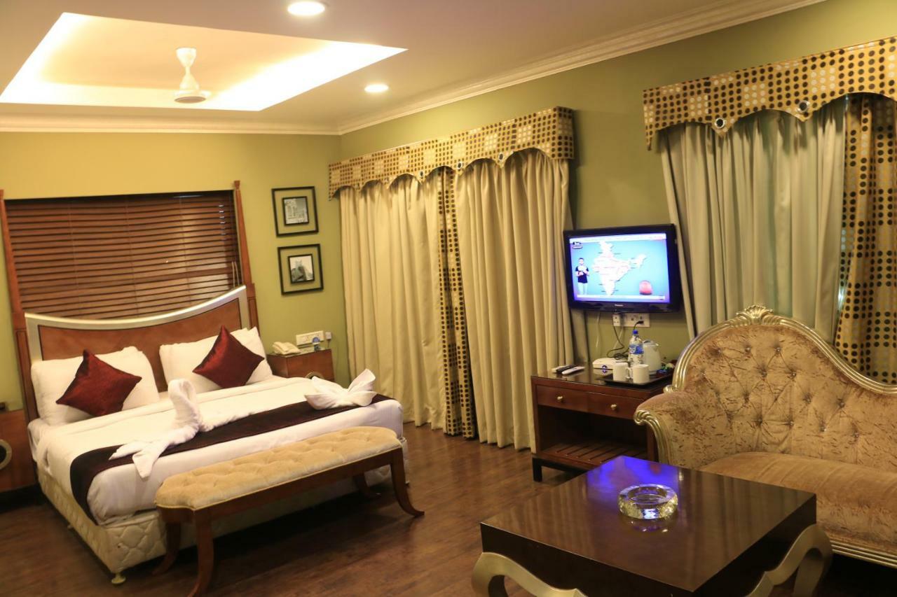 Jalsa Resort Indore Exteriör bild