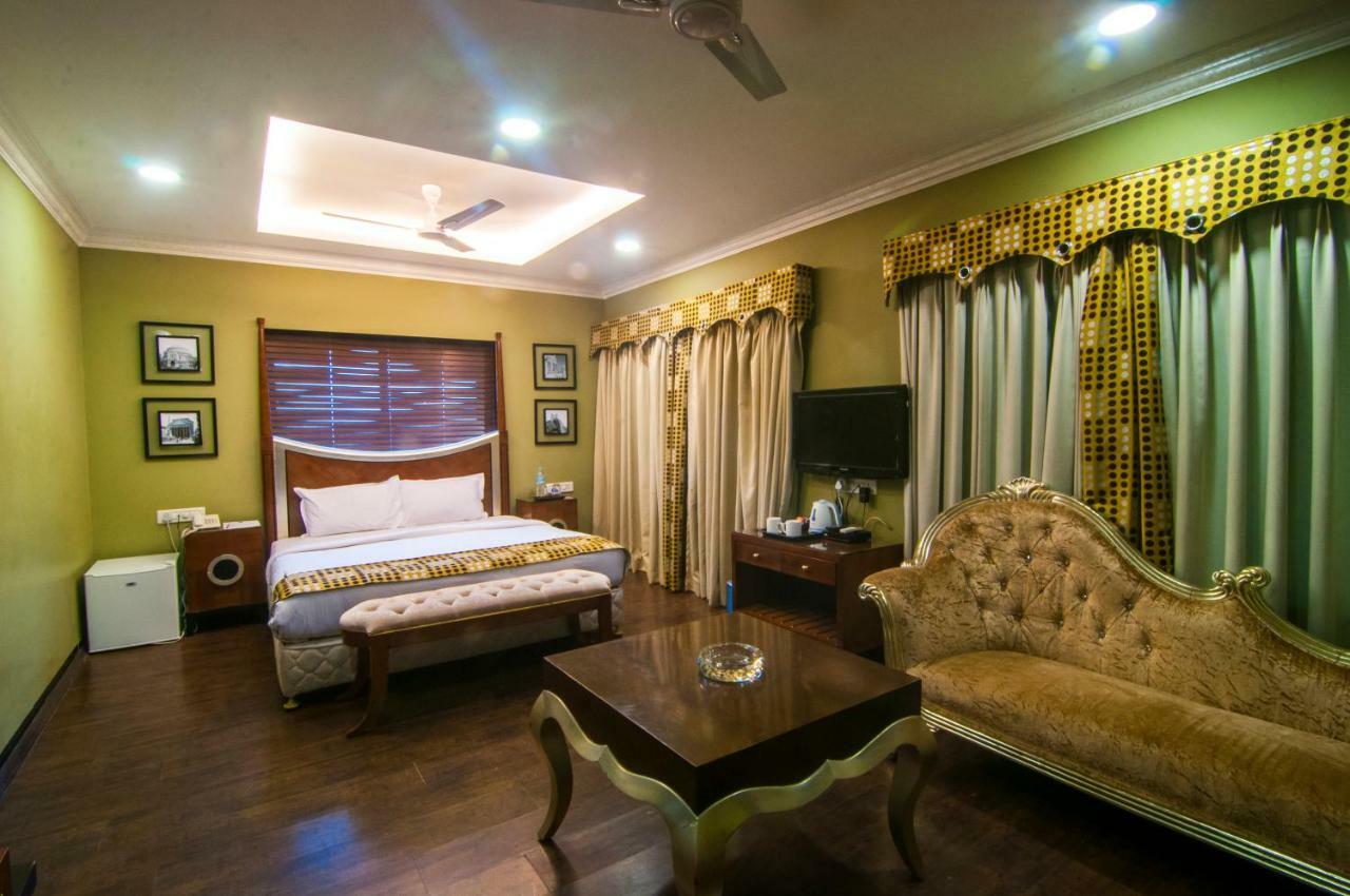 Jalsa Resort Indore Exteriör bild