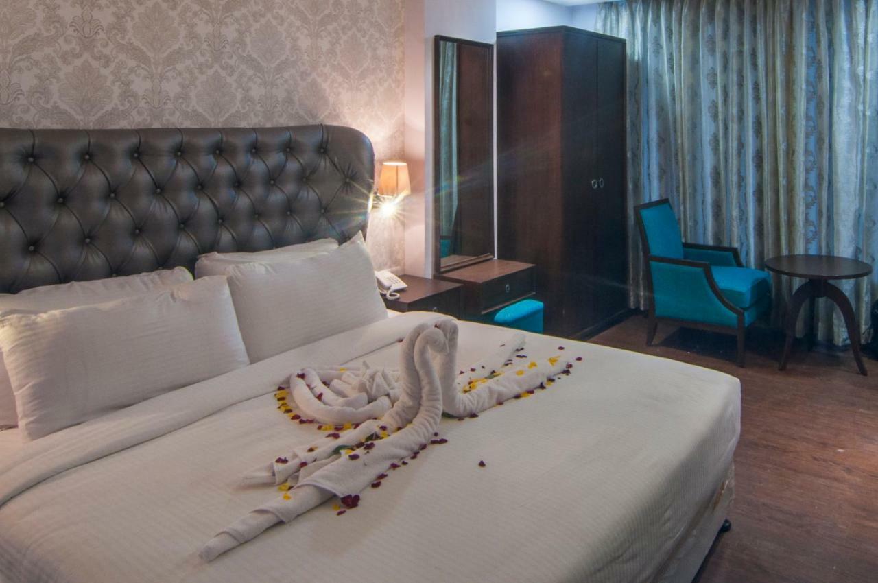Jalsa Resort Indore Exteriör bild