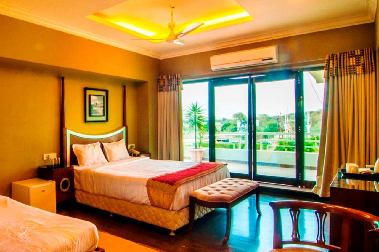 Jalsa Resort Indore Exteriör bild