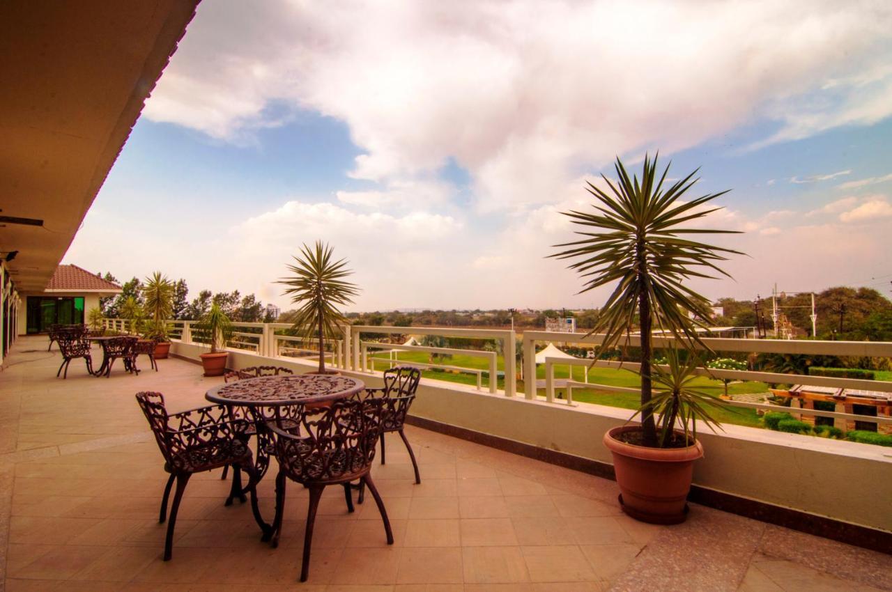 Jalsa Resort Indore Exteriör bild
