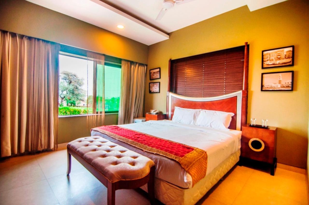 Jalsa Resort Indore Exteriör bild
