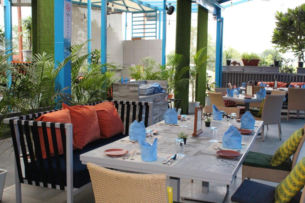 Jalsa Resort Indore Exteriör bild