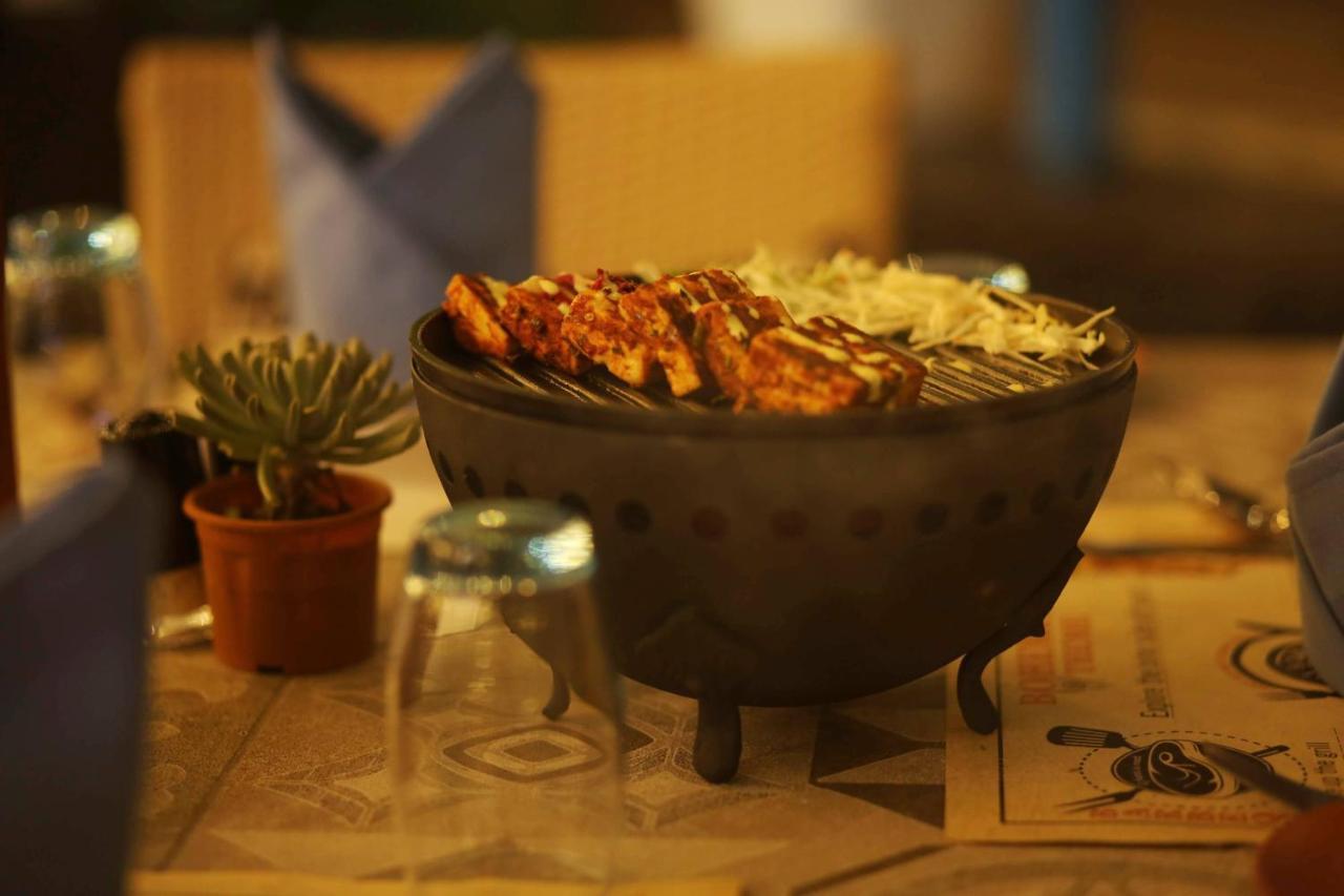 Jalsa Resort Indore Exteriör bild