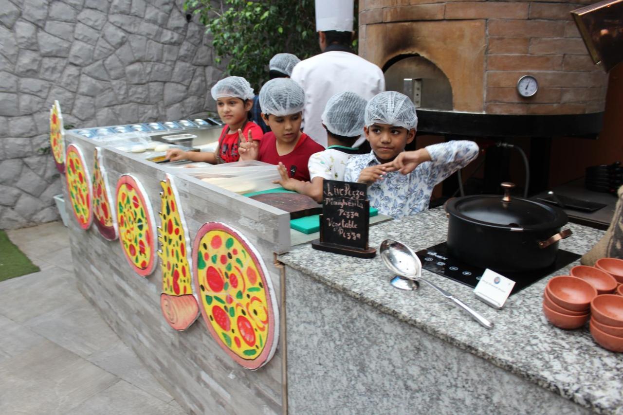 Jalsa Resort Indore Exteriör bild