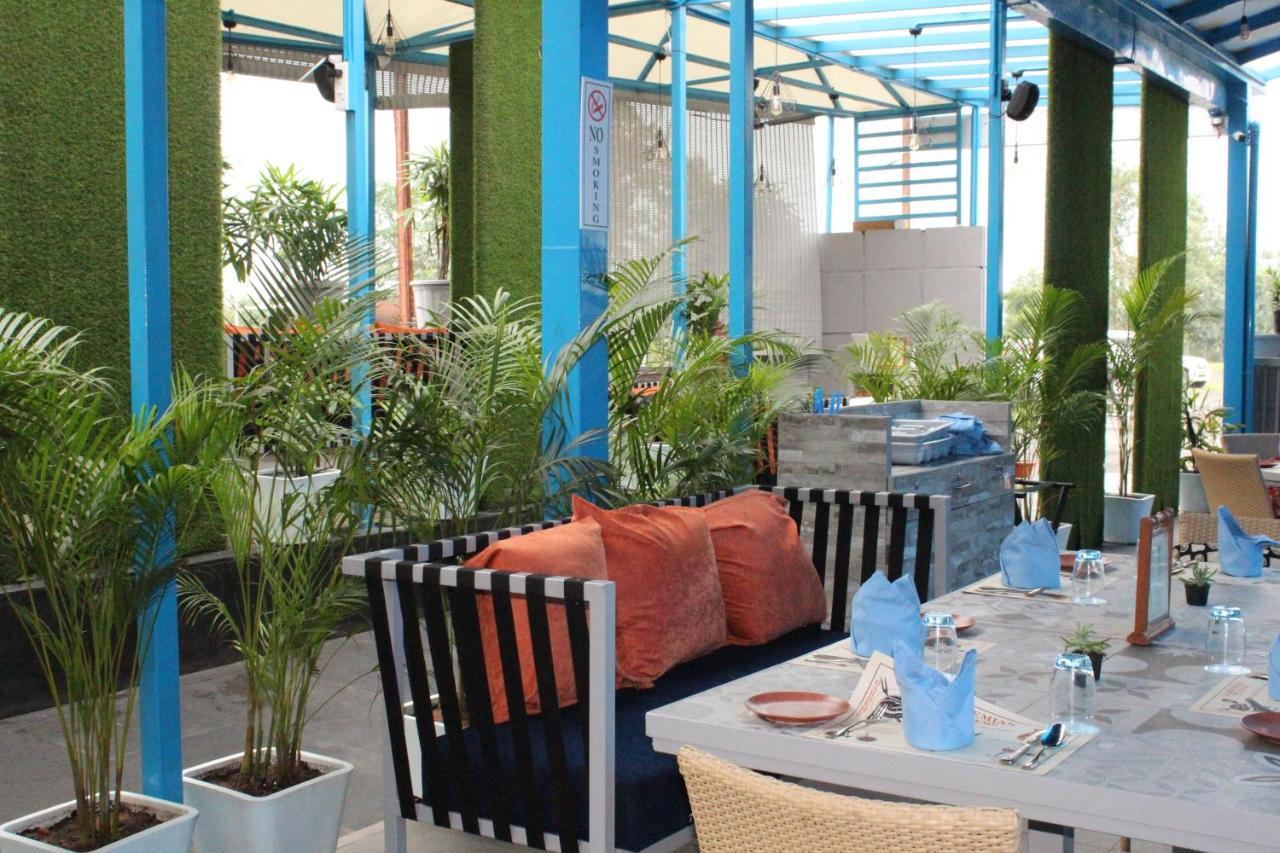 Jalsa Resort Indore Exteriör bild